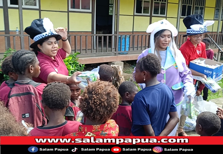 Tim natal ceria PTFI saat membagikan bingkisan (salampapua.com/Acik)