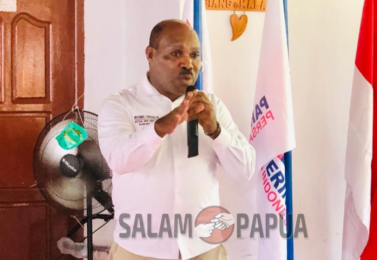 Ketua DPD Partai Perindo Kabupaten Mimika Maximus Tipagau saat menyampaikan sambutan (salampapua.com/Evita)