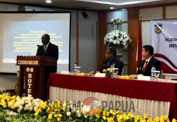 Sekretaris BKPSDM Mimika Yulius Piligame saat menyampaikan laporan Kepala BKPSDM (Foto:salampapua.com/Evita)