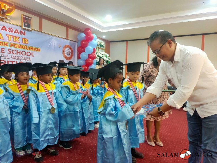 Penyerahan ijazah oleh Ketua Yayasan Pondok Pemulihan Pdt.Hengky Putong (Foto:salampapua.com/Acik)