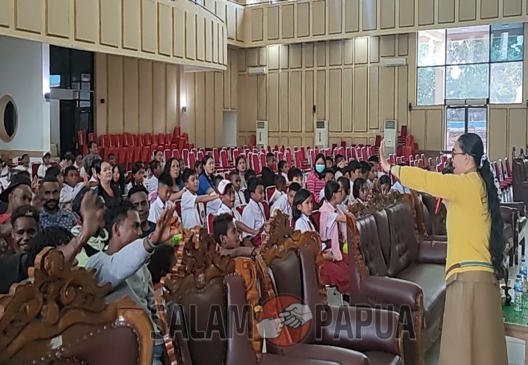 Pemateri dari Dinas KP3AP2KB Mimika saat menyosialisasikan UU perlindungan anak (Foto:salampapua.com/Acik)