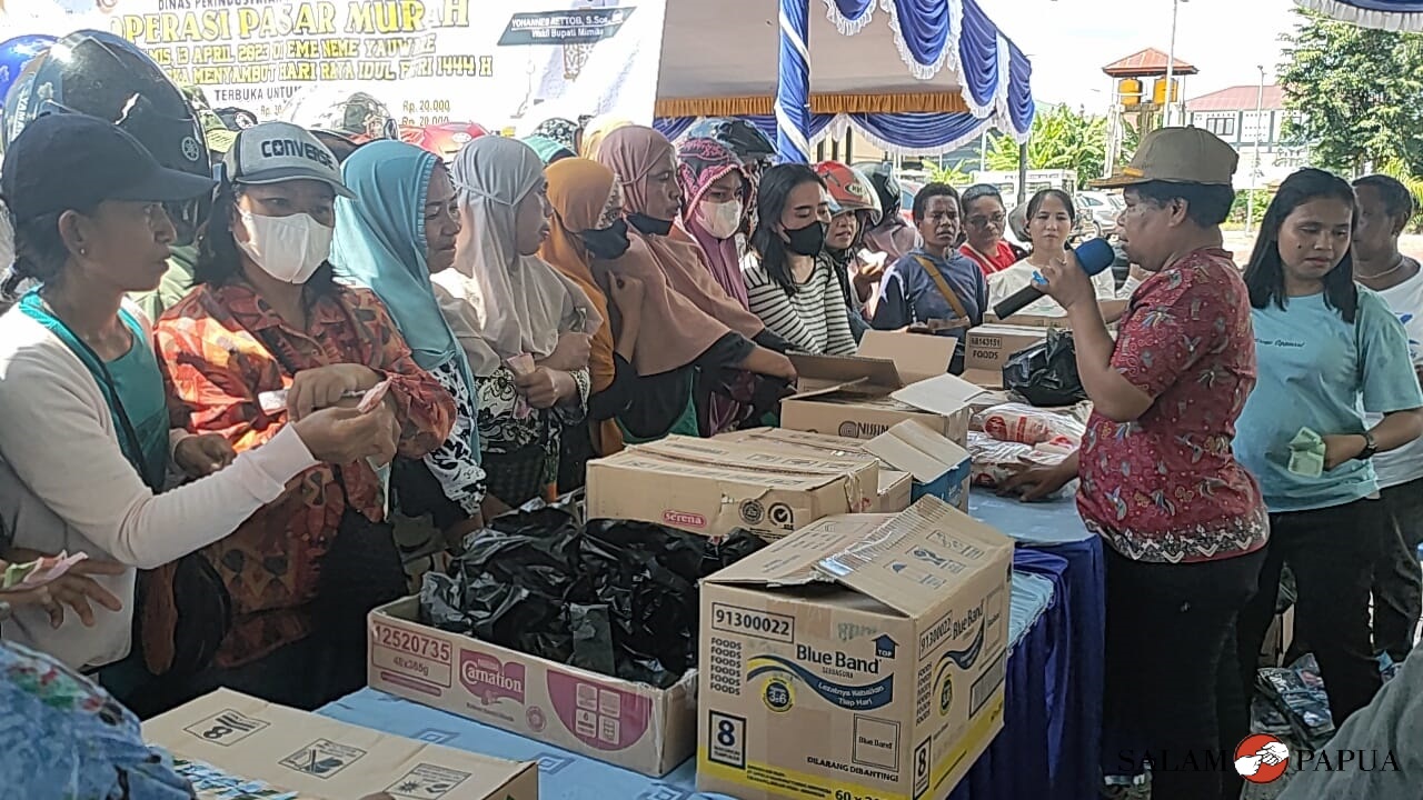 Antrean warga di depan lapak penjualan kentang dan wortel (Foto:salampapua.com/Acik)