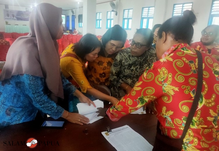 Para Kasubag dan Sekretaris OPD saat menerima formulir peserta ujian (Foto:salampapua.com/Acik)