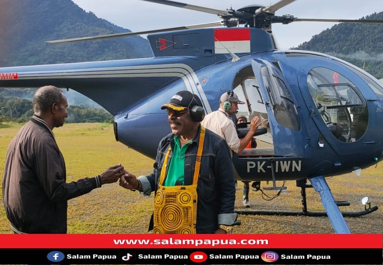Ketua DPRD Mimika Anton Bukaleng disambut tokoh agama Pdt. Teranus Beanal (salampapua.com/Acik)