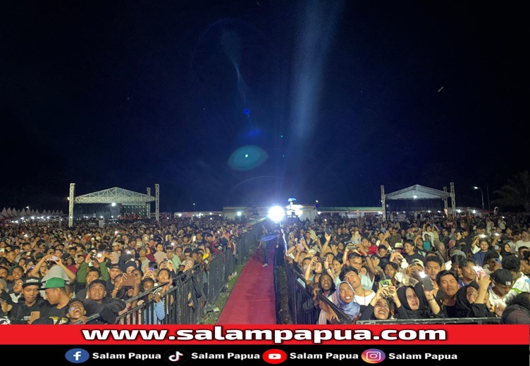 Ribuan masyarakat yang begitu antusias saat menghadiri perayaan HUT Mimika ke-28 (salampapua.com/Evita)