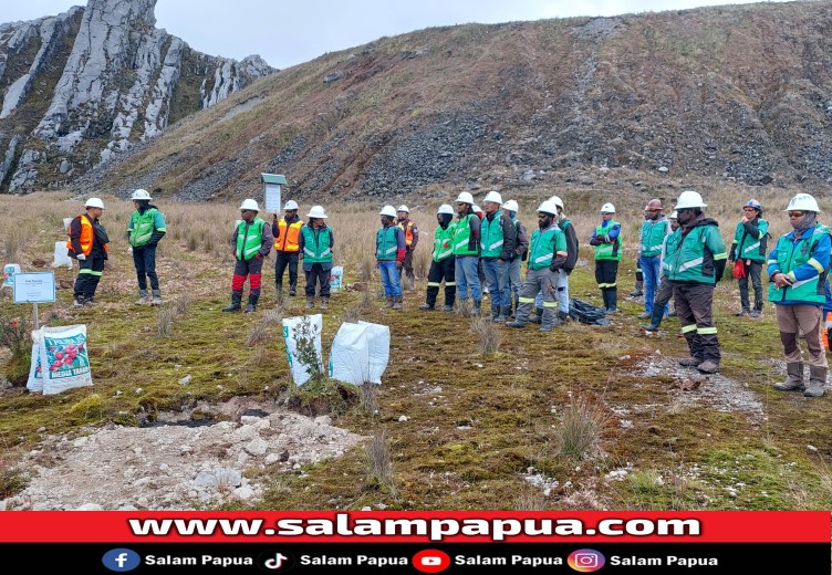 Para peserta saat persiapan melakukan penanaman pohon di kawasan bekas tambang terbuka (open pit) Grasberg PTFI pada ketinggian 4285 Mdpl, Tembagapura, Kabupaten Mimika, Provinsi Papua Tengah (salampapua.com/JR)