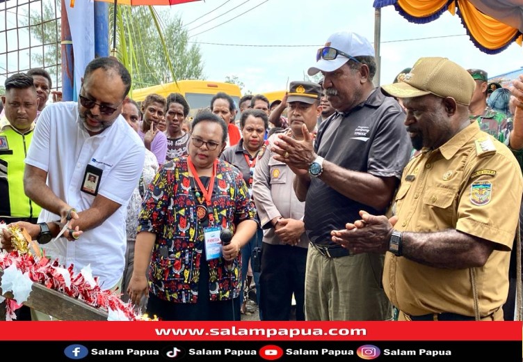 Peresmian Pasar Mama-mama di Poumako melalui pengguntingan pita oleh Direktur dan EVP Social Responsibility & Community Development PTFI, Claus Wamafma (salampapua.com/Evita)