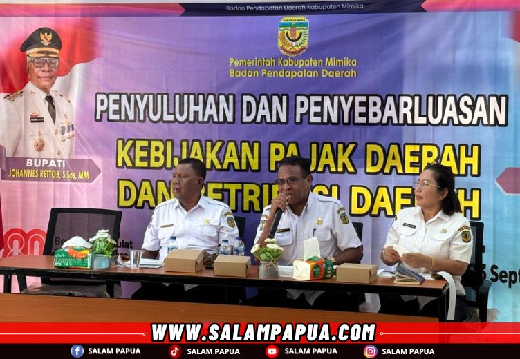 Moderator dan pemateri pada kegiatan penyuluhan dan penyebarluasan kebijakan pajak dan retribusi daerah di Distrik Mimika Timur (salampapua.com/Evita)