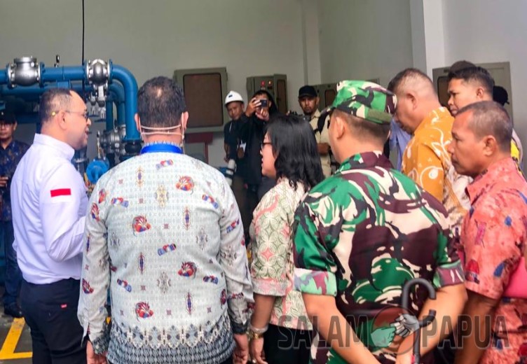 Meninjau ruang tabung air Pengolahan Air Bersih (salampapua.com/Evita)