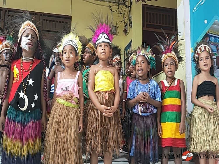 Anak-anak TK Mamunuok saat menyanyikan lagu Tanah Papua  (Foto:salampapua.com/Acik&Abeth)
