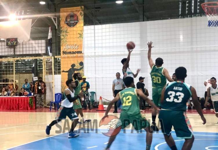 Situasi pertandingan tim Basket Putra KKBC A Vs SCM (Foto:salampapua.com/Evita)