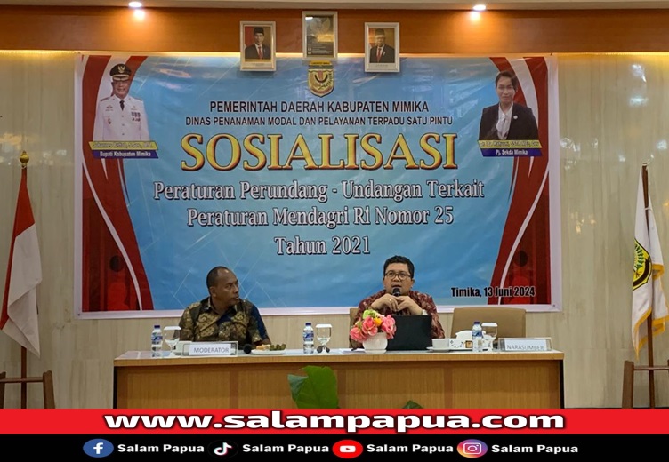 Analis Kebijakan Ahli Madya Direktorat Dekonstrasi Tugas Pembentukan Kerjasama Kewilayahan Kemendagri, S Halomoan Pakpahan saat membawakan materi (salampapua.com/Evita)