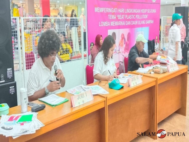 Juri lomba dalam rangka memperingati hari Lingkungan Hidup Sedunia 2023 dari Dinas Lingkungan Hidup Kabupaten Mimika (Foto:salampapua.com/Acik)