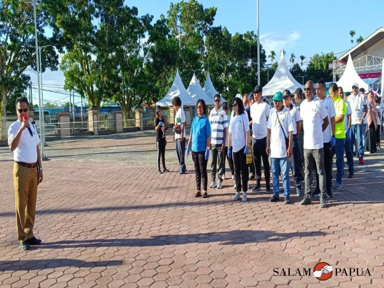 Asisten II Bidang Ekonomi dan Pembangunan Setda Mimika, Petrus L Koten saat menyampaikan arahan pada upacara puncak peringatan Hari Lingkungan Hidup Sedunia 2023 (Foto:salampapua.com/Acik)