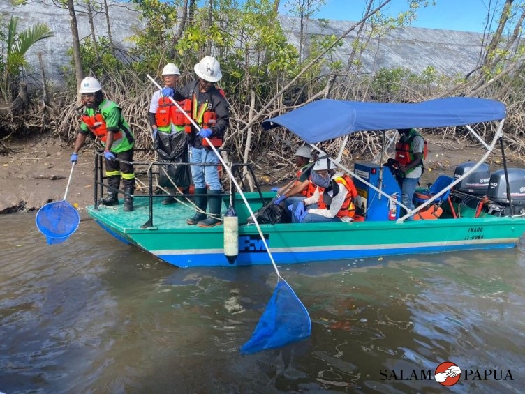Pembersihan lingkungan di area pesisir Portsite Mimika (Foto:salampapua.com/Evita)