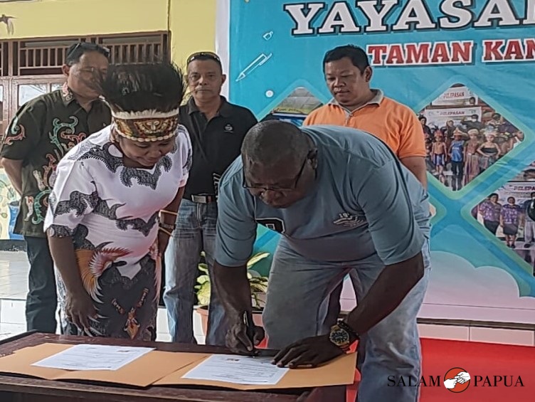 Penandatanganan berita acara peresmian gedung TK Mamunuok oleh perwakilan Pemkab Mimika diwakili oleh Sekretaris Dinas Pendidikan Mimika, Fransiskus Bokeyau (Foto:salampapua.com/Acik&Abeth)