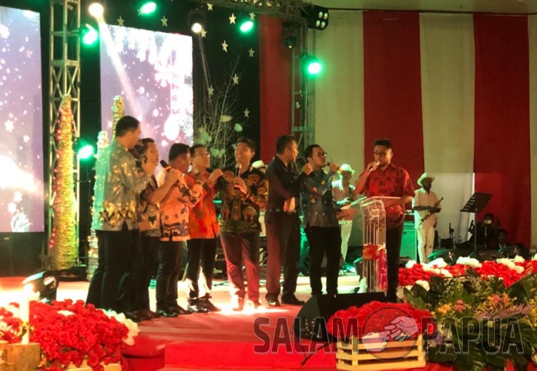 Vocal Group Amungsa Ministry PTFI saat menyanyikan pujian rohani (salampapua.com/Evita)