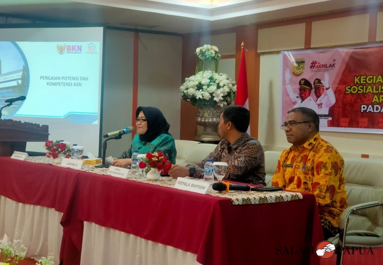 Kepala BKPSDM Mimika, Ananias Faot (kanan) saat mendampingi para pemateri (Foto:salampapua.com/Acik)