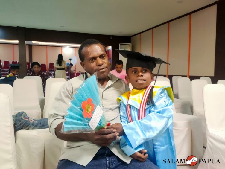 Salah seorang anak TK B Miracle School usai memberikan bingkisan kepada ayahnya (Foto:salampapua.com/Acik)