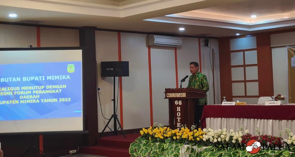 Sambutan Asisten II Bidang Ekonomi Pembangunan Setda Mimika, Petrus Lewa Koten saat menutup Forum Perangkat Daerah (Foto:salampapua.com/Evita)
