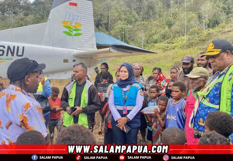 Masyarakat Jila saat menyambut subsidi penerbangan dari Dishub Mimika (salampapua.com/Evita)