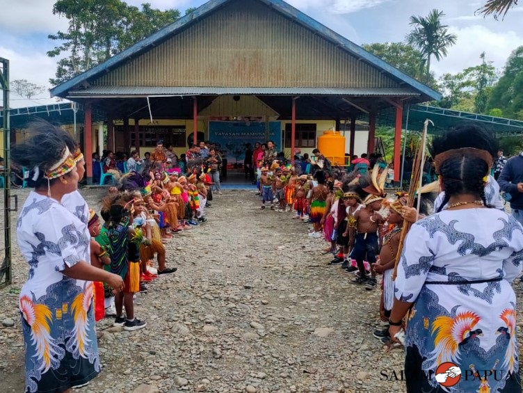 Persiapan penyambutan tamu undangan (Foto:salampapua.com/Acik&Abeth)