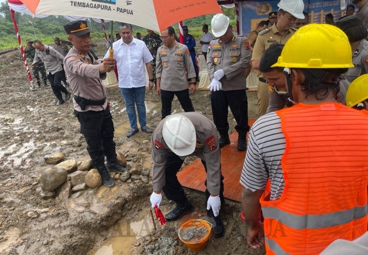 Kapolda  Papua Irjen Pol Mathius D. Fakhiri saat meletakan batu permata pembangunan RS Bhayangkara tingkat IV di Mile 32 Timika (Foto:salampapua.com/Acik)