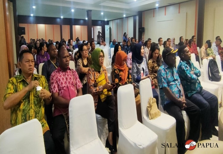 Kepala BPBD Mimika, Josias Losu bersama para pejabat lainnya serius mendengarkan materi (Foto:salampapua.com/Acik)