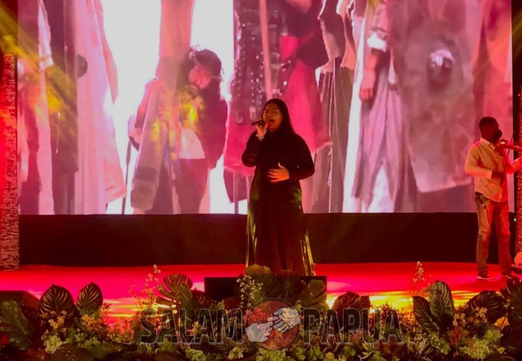 Janella Liora Le?Amor Amungin Manurung saat menyanyikan pujian rohani (salampapua.com/Evita)