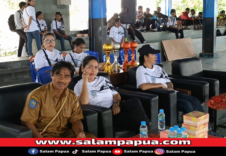 Panitia pelaksana pertandingan Basketball dari Dinas Pariwisata, Kebudayaan, Pemuda dan Olahraga Kabupaten Mimika (salampapua.com/Acik)