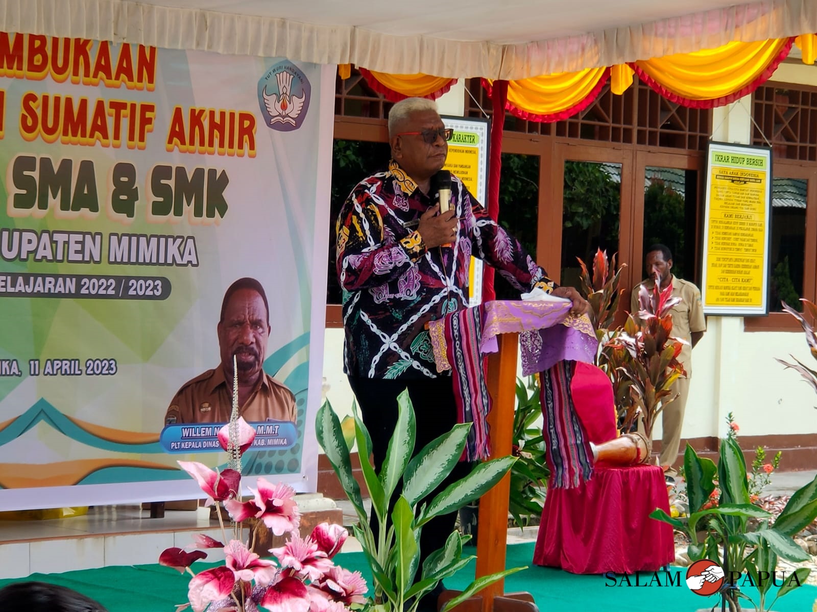 Plt Bupati Mimika Johannes Rettob saat menyampaikan sambutannya pada pembukaan Ujian Sekolah SMA/SMK di Kabupaten Mimika (Foto:salampapua.com/Acik)