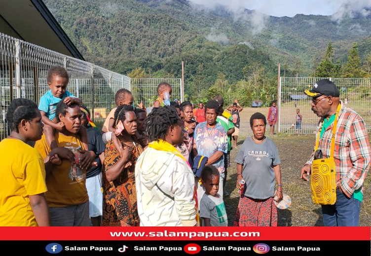 Masyarakat kampung Angogin saat mengantar Ketua DPRD Mimika Anton Bukaleng kembali ke Timika (salampapua.com/Acik)