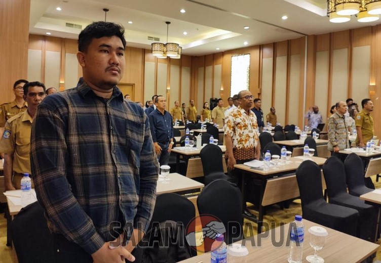 Para peserta kegiatan saat menyanyikan lagu Indonesia Raya (salampapua.com/Evita)