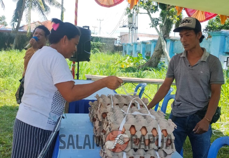 Seorang ibu saat membeli telur di pasar murah Disperindag Mimika (salampapua.com/Acik)