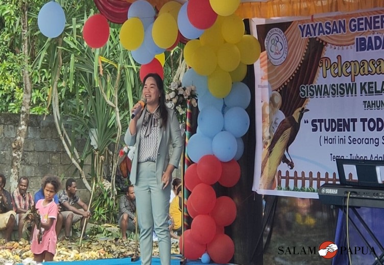 Kepala Sekolah SMP Sion, Miss Devi saat menyampaikan sambutannya (Foto:salampapua com/Acik)