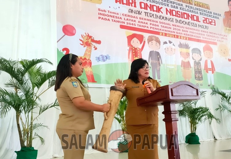 Asisten Bidang Administrasi Umum, Hendriette Tandiono menabu tifa tanda pembukaan kegiatan peringatan Hari Anak Nasional ke-39 oleh DP3AP2KB Kabupaten Mimika (Foto:salampapua.com/Acik)