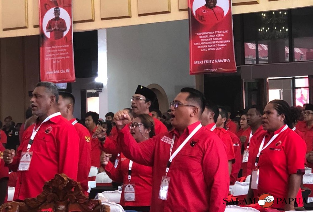 Peserta Rakor saat menyanyikan lagu Mars PDI Perjuangan (Foto:salampapua.com/Evita)