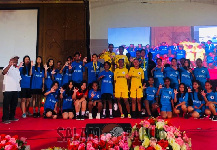Foto bersama atlet Hand Ball usai pemberian medali dan piagam oleh Ketua Bidang Organisasi KONI Mimika, Bobby S Yakadewa (salampapua.com/Evita)