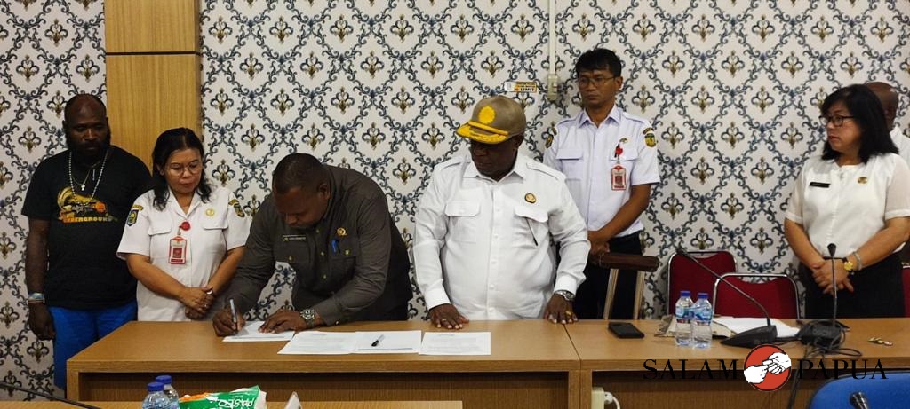 Penandatangan berita acara hasil Musrenbang RKPD Mimika 2024 oleh Wakil Ketua I DPRD Mimika Alex Tsenawatme (Foto:salampapua.com/Evita)