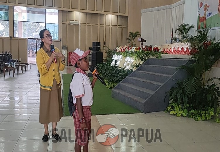 Salah satu anak SD saat menjawab pertanyaan pemateri (Foto:salampapua.com/Acik)