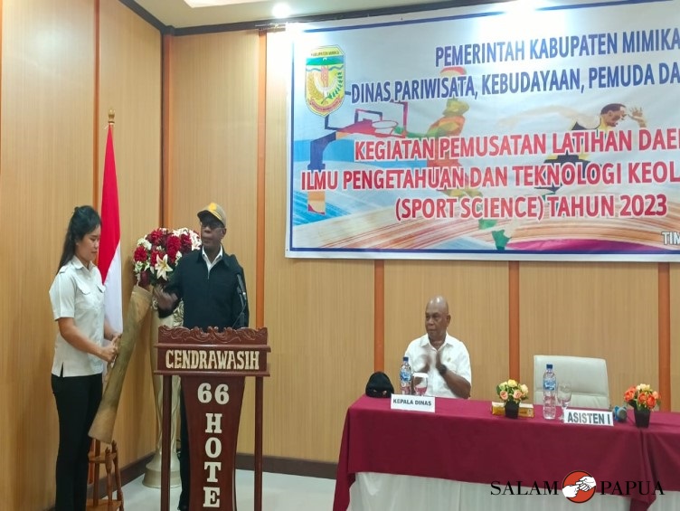 Asisten 1 Setda Mimika Paulus Dumais saat menabu tifa membuka pelatihan (Foto:salampapua.com/Acik)