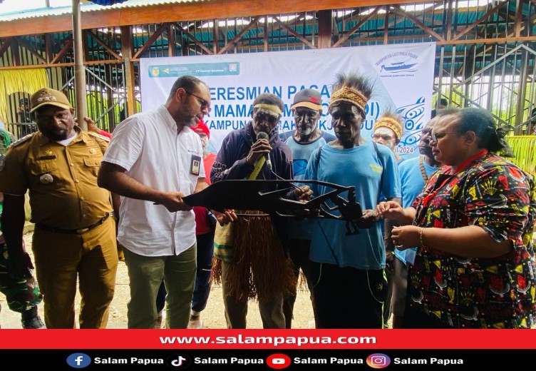 Pemberian cenderamata dari masyarakat kepada Direktur dan EVP Social Responsibility & Community Development PTFI, Claus Wamafma (salampapua.com/Evita)