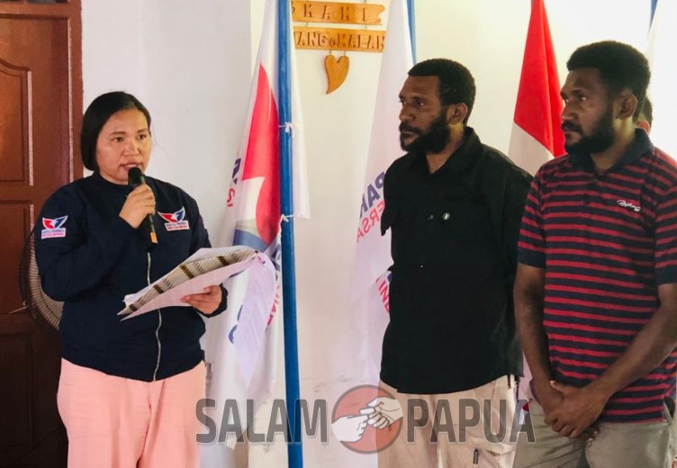 Pembacaan SK Pengurus Dewan Pimpinan Ranting Distrik Wania Partai Perindo oleh Sekretaris DPD Partai Perindo Kabupaten Mimika Rogana Sinaga (salampapua.com/Evita)