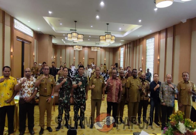 Foto bersama dengan peserta usai pembukaan kegiatan (salampapua.com/Evita)