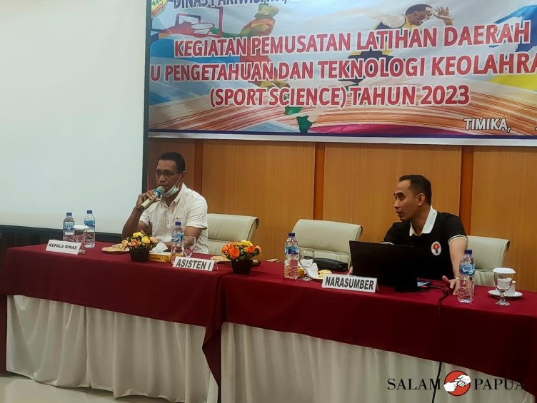 Pemateri didampingi panitia pelaksana saat menyampaikan materi tentang Sport Science kepada guru-guru SMP sebagai peserta pelatihan (Foto:salampapua.com/Acik)