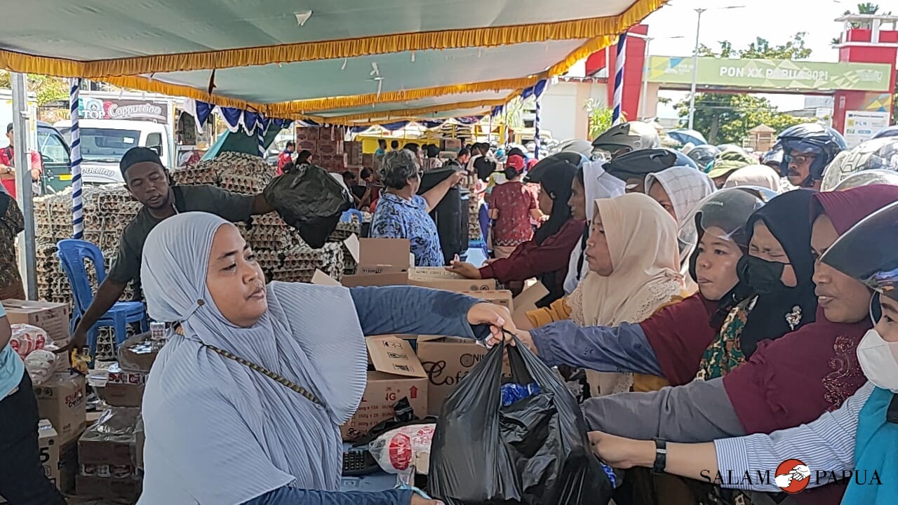 Tampak warga berdesak-desakan di lapak penjualan beras murah (Foto:salampapua.com/Acik)