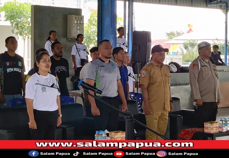 Panitia pelaksana menyanyikan lagu Indonesia Raya pada pembukaan pertandingan (salampapua.com/Acik)