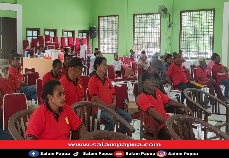 Ketua RT 09 Vince Kambuaya bersama ketua RT lainnya serius mendengarkan arahan (salampapua.com/Acik)