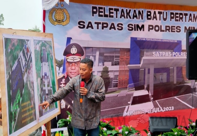 Proyek Manajer pembangunan Satpas SIM dan RS Bhayangkara, Sabang Syanturi saat mempresentasikan rencana gedung yang akan dibangun (Foto:salampapua.com/Acik)