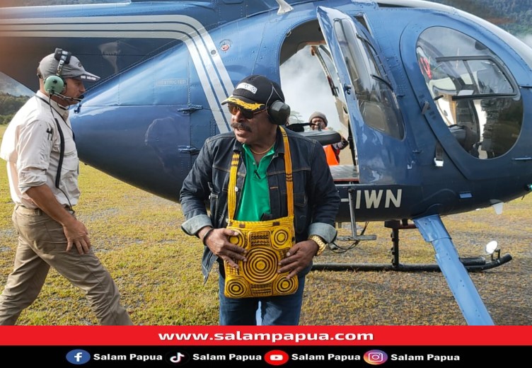 Ketua DPRD Mimika Anton Bukaleng saat tiba di kampung Angogin Tembagapura (salampapua.com/Acik)